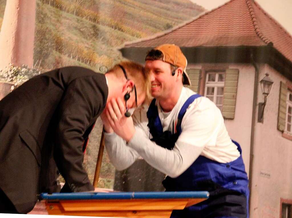 Hannes (Raphael Lai) und der Brgermeister (Sven Blum) plaudern aus dem Nhkstchen.