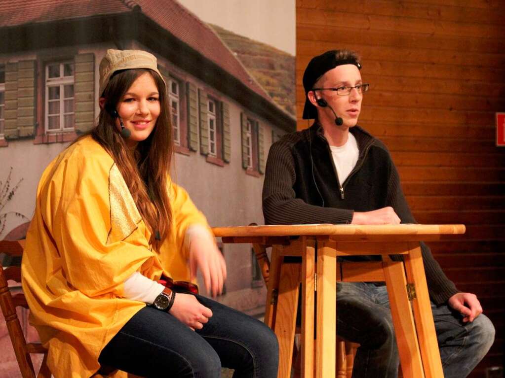 Angelina Klee und Niklas Buff unterhalten bei ihrem Schler-Sketch.