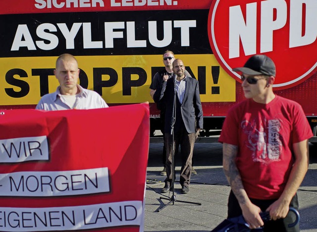 Mitglieder der NPD demonstrieren  im  Berliner Stadtteil Hellersdorf.  | Foto: dpa