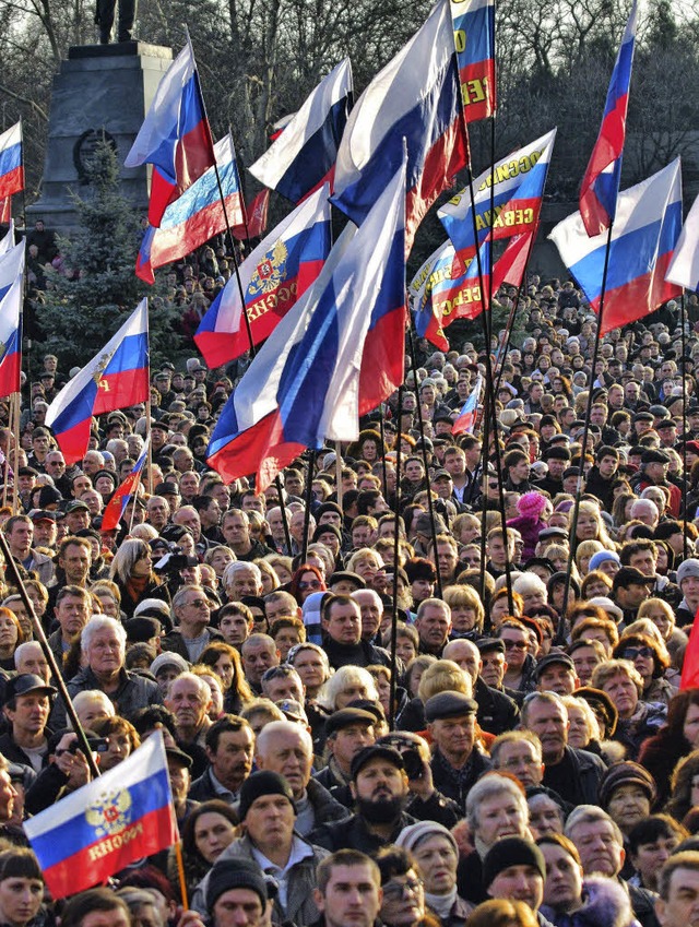 Prorussische Demonstranten in der sdu...afen der russischen Schwarzmeerflotte.  | Foto: AFP