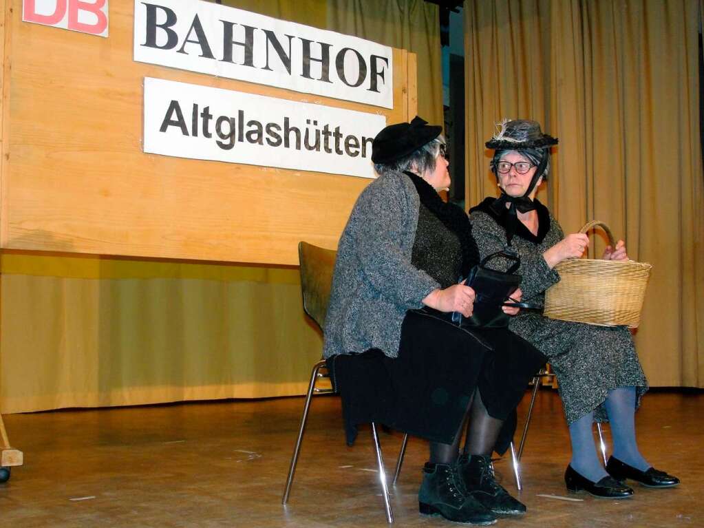 Gluggere-Obend: Zwei Gluggere in „Altersteilzeit“: Traudel Kaltenbach (links) und Erika Feser als alte Streithennen.