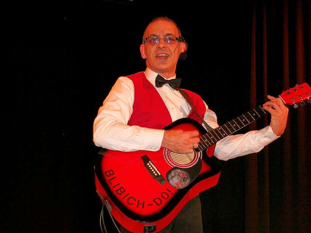 Achim Raufer sorgte mit seiner Gitarre fr Stimmung im Saal.