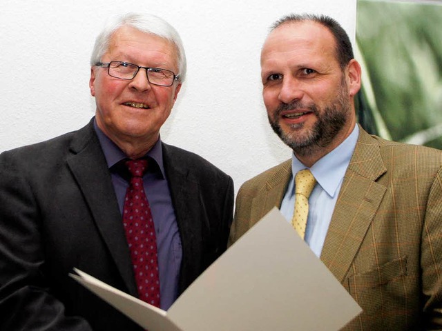 Werner Krenkel (links) bekam von Brge...ndesehrennadel mit Urkunde berreicht.  | Foto: Heidi Fssel