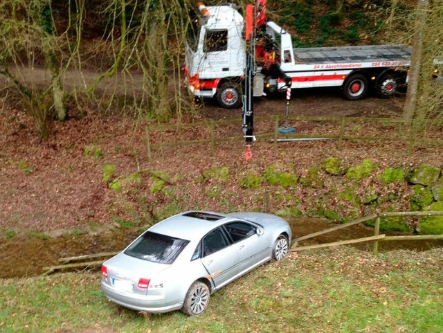 Das mutmaliche Fluchtfahrzeug der Ein...fand die Polizei spter verlassen auf.  | Foto: Polizei