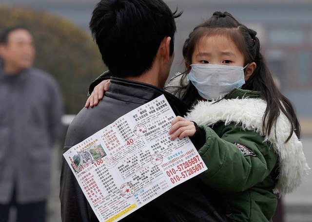 Auch Kinder bleiben von dem giftigen Smog nicht verschont.   | Foto: dpa