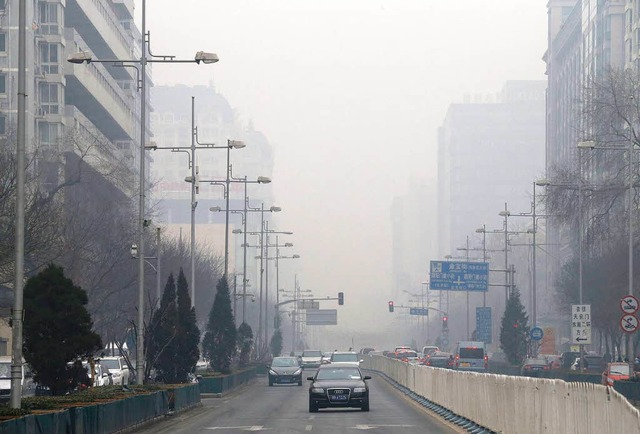 Wie eine Nebelwand, liegt der Smog ber dem Land.   | Foto: dpa