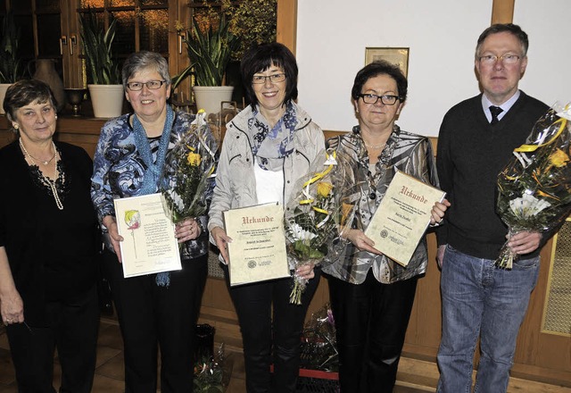 Die Vorsitzende Edith Armbruster (link... und Karin Teufel zu Ehrenmitgliedern.  | Foto: Dietmar Noeske