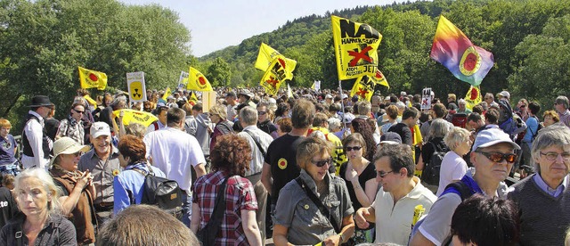 Anti-Atom-Brckenprotest am Ostermonta...r Kundgebung auf die Rheinbrcke auf.   | Foto: Archivfoto: Hans-Peter Ziesmer