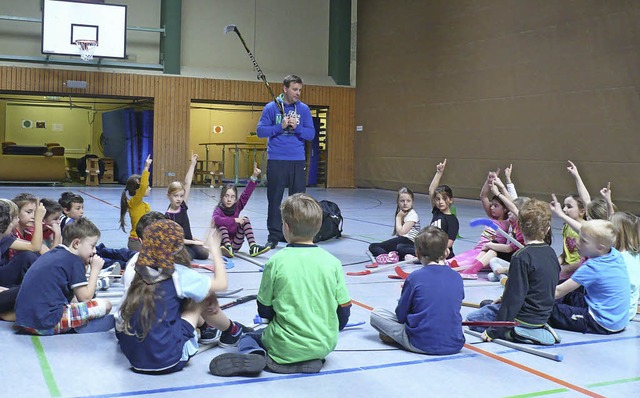 Die Grundschler wussten beim Training...ichtige Ausrstung fr Hockeysportler.  | Foto: Privat