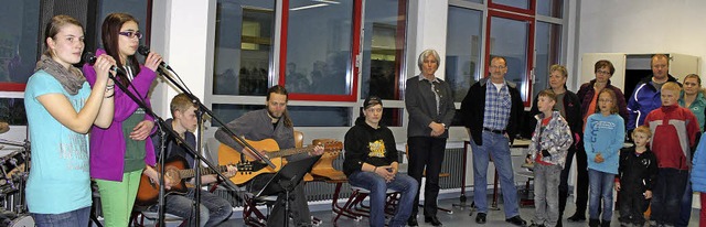 Die Schulband mit Linus Sedlak (nicht ...d deren Eltern musikalisch willkommen.  | Foto: Martha Weishaar