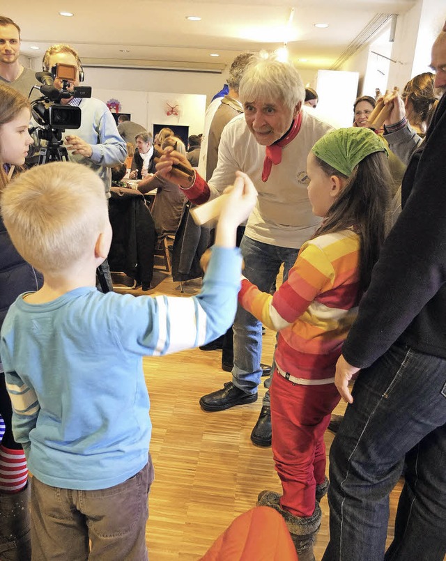 Klpperlegeneral Martin Frick bt mit den Kindern.   | Foto: Iris Knig