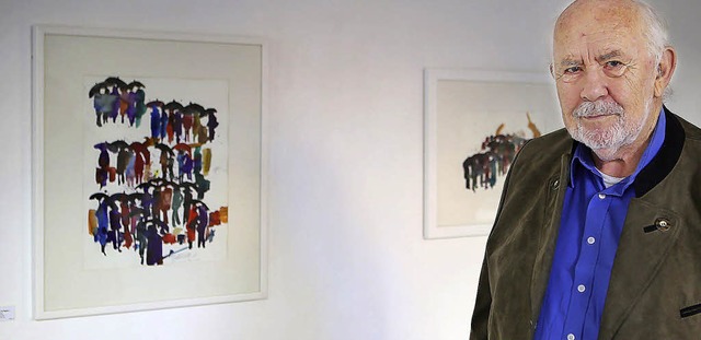 Kurt Bildstein mit seinem Aquarell &#8222;Menschen im Regen&#8220;   | Foto: Christoph Breithaupt