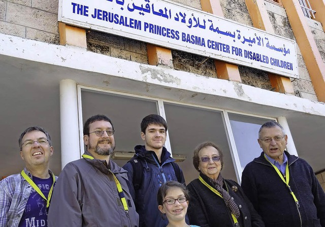 Spendenbergabe in Jerusalem (von link...tty Majaj, und Pfarrer Bernhard Pfaff   | Foto: privat