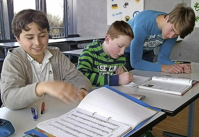 Schlermentoren  der zehnten bis zwlf...n Mitschlern  bei den Hausaufgaben.    | Foto: Barbara Hauke