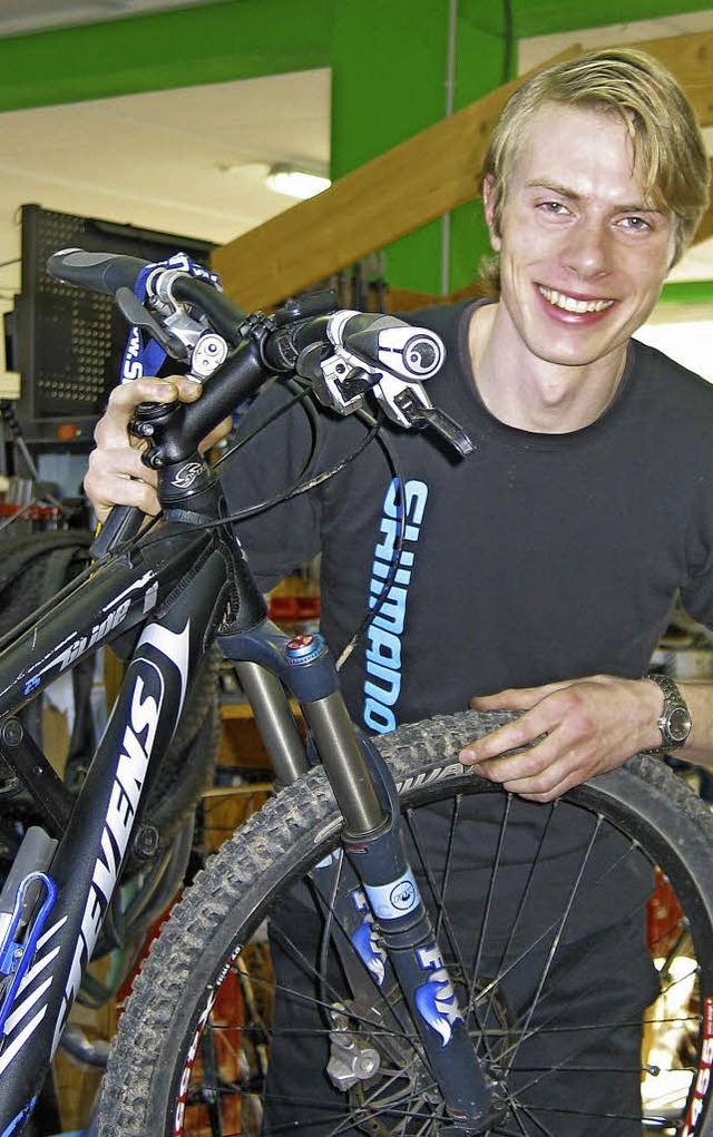 Norbert Maas wird in Sulzburg zum Zwei...hrichtung Fahrradtechnik ausgebildet.   | Foto: Eva Weise