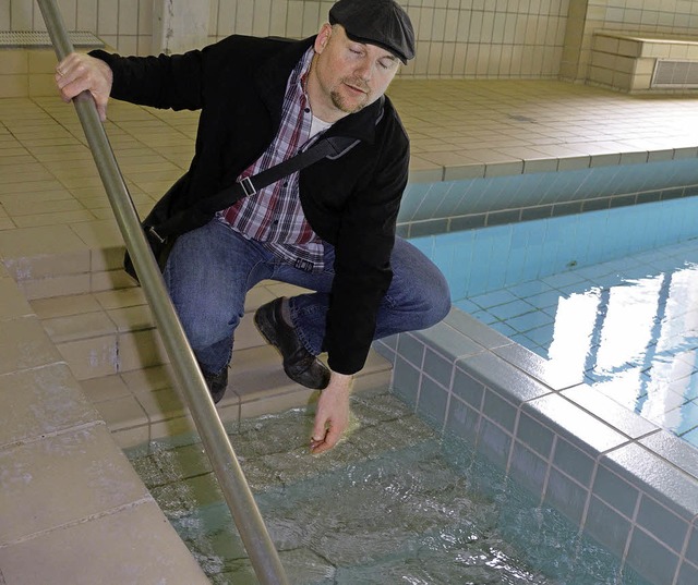 Energieberater Michael Schwarz berprft die Wassertemperatur.  | Foto: Martin Herceg
