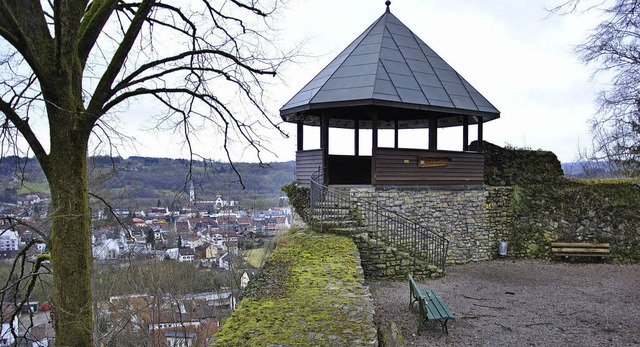 Am Originalschauplatz hoch droben ber...ten urkundlichen Erwhnung der Stadt.   | Foto: Ralph Fautz