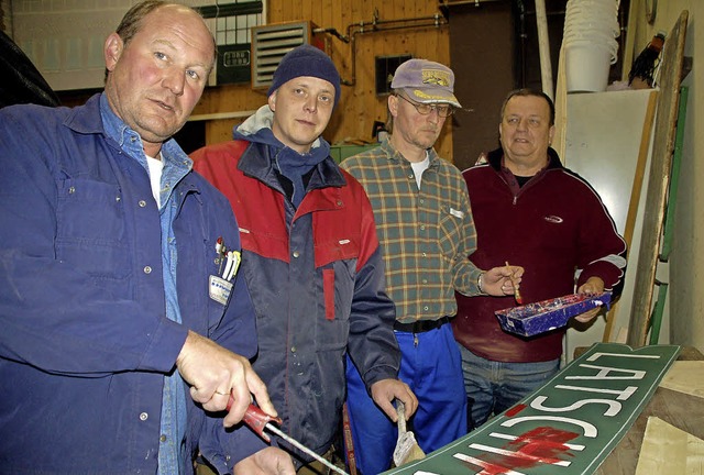 Das Latschari-Kreativ-Team bei der Arb...e des Grabbe-Fasnachtswagen zusammen.   | Foto: Petra Wunderle