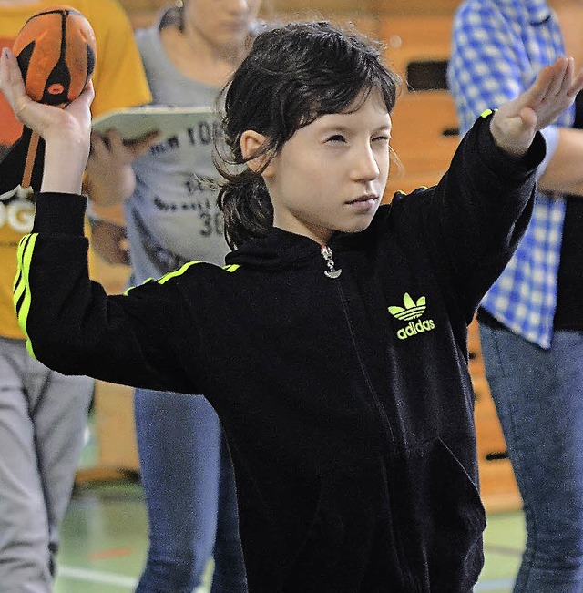 Zielen mit dem &#8222;Heuler&#8220; un...hie es beim Weiler Hallensportfest.    | Foto: Schuster