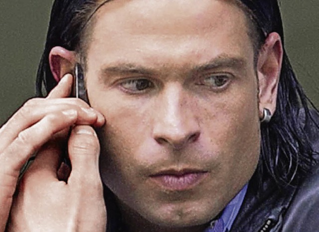 Tim Wiese hlt sich auch telefonisch auf dem Laufenden.   | Foto: dapd