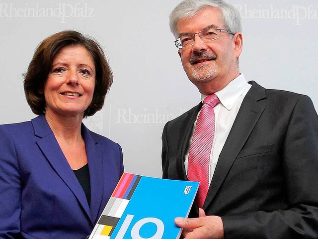 Der Vorsitzende der Finanzkommission K...sidentin Malu Dreyer den KEF-Bericht.  | Foto: dpa