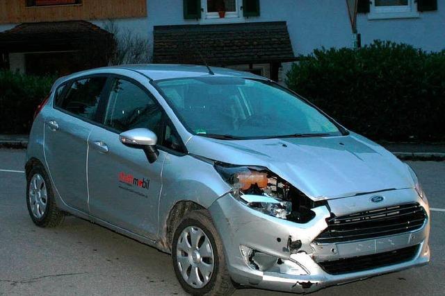 Nagelneuer Car-Sharing-Wagen nach Unfall kaputt