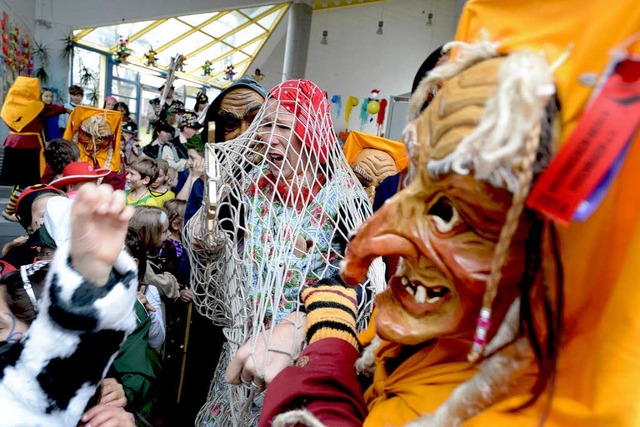 Holzmasken und bunte Kostme gehren zur Fasnacht.   | Foto: dpa