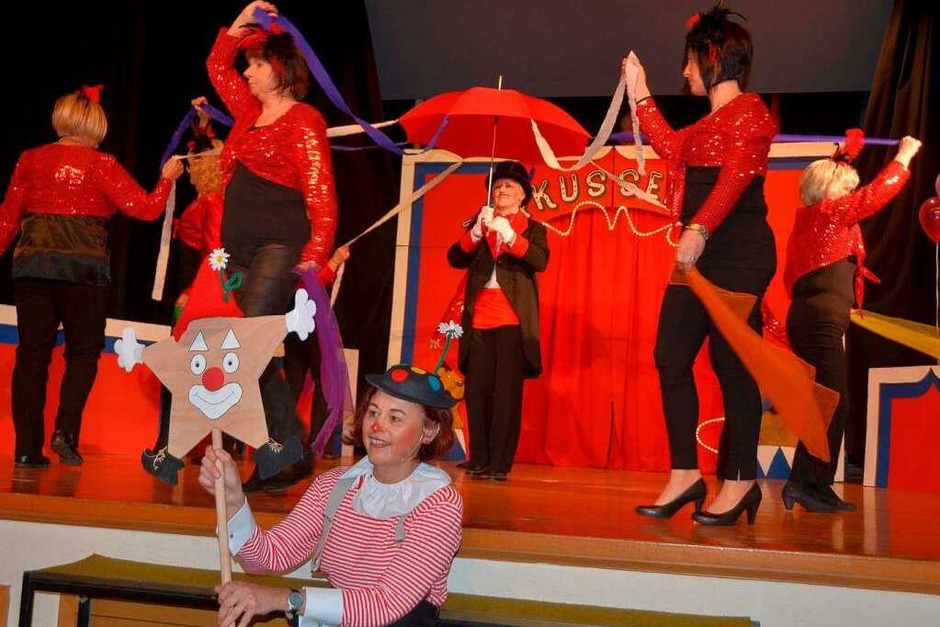 Seniorenfasnet in Endingen: Der Schirmtanz mit Zirkusdirektorin Annegret Fox. Vorne Pia Seidel als Clown „Pio“. (Foto: Roland Vitt) Seniorenfasnet in Endingen: Der Schirmtanz mit Zirkusdirektorin Annegret Fox. Vorne Pia Seidel als Clown „Pio“. (Foto: Roland Vitt)