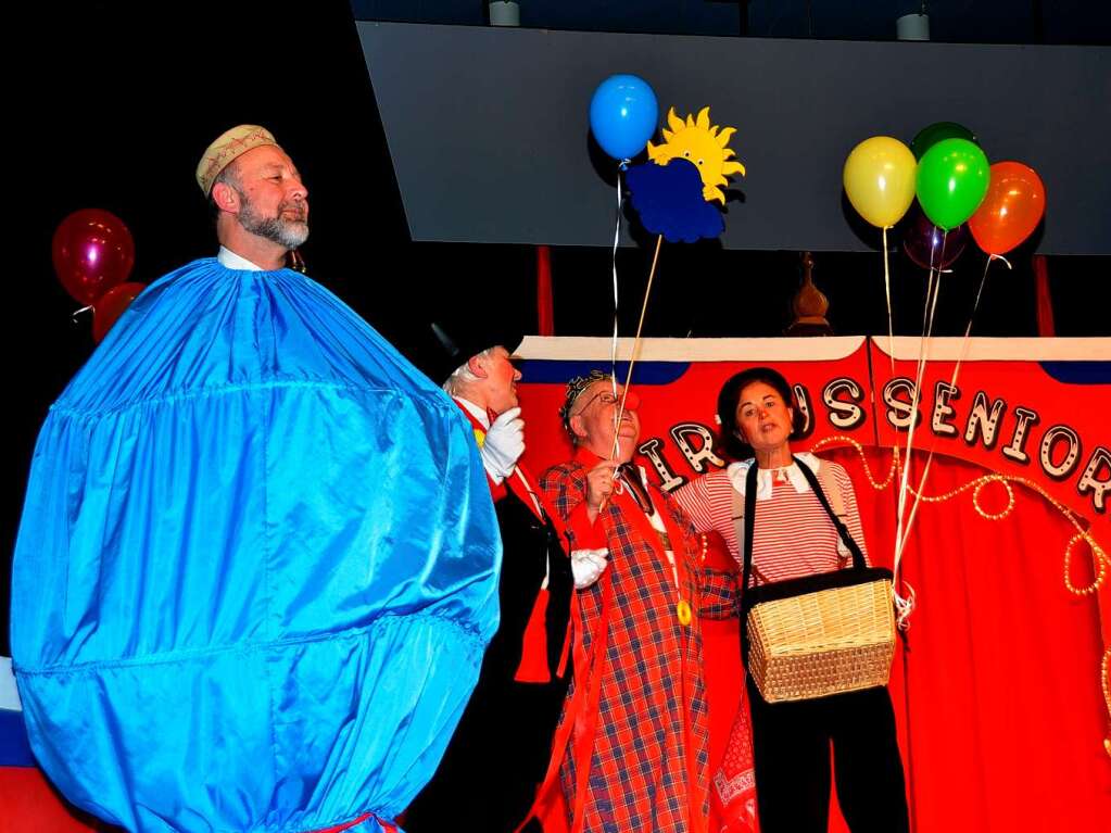 Seniorenfasnet in Endingen: Brgermeister Schwarz wurde als dicker  Luftballon zum Verkauf angeboten.