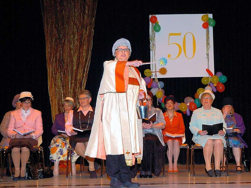 Frauenfasnet in Wyhl: Die Betschwestern zusammen mit dem Geistlichen (Hanni Dirr) begeisterten mit ihrer Auffhrung das Publikum.