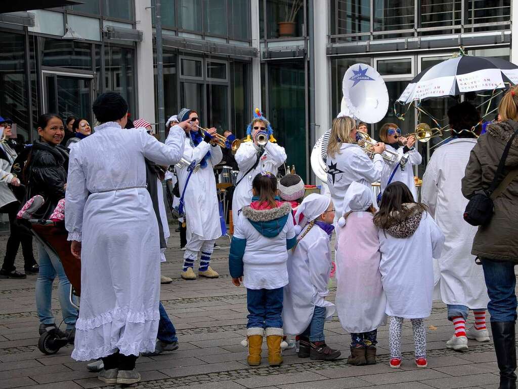 Was braucht man zum Sturm aufs Rathaus? Die richtige Musik, Ramba-Zamba und los! Was braucht man zum Sturm aufs Rathaus? Die richtige Musik, Ramba-Zamba und los!