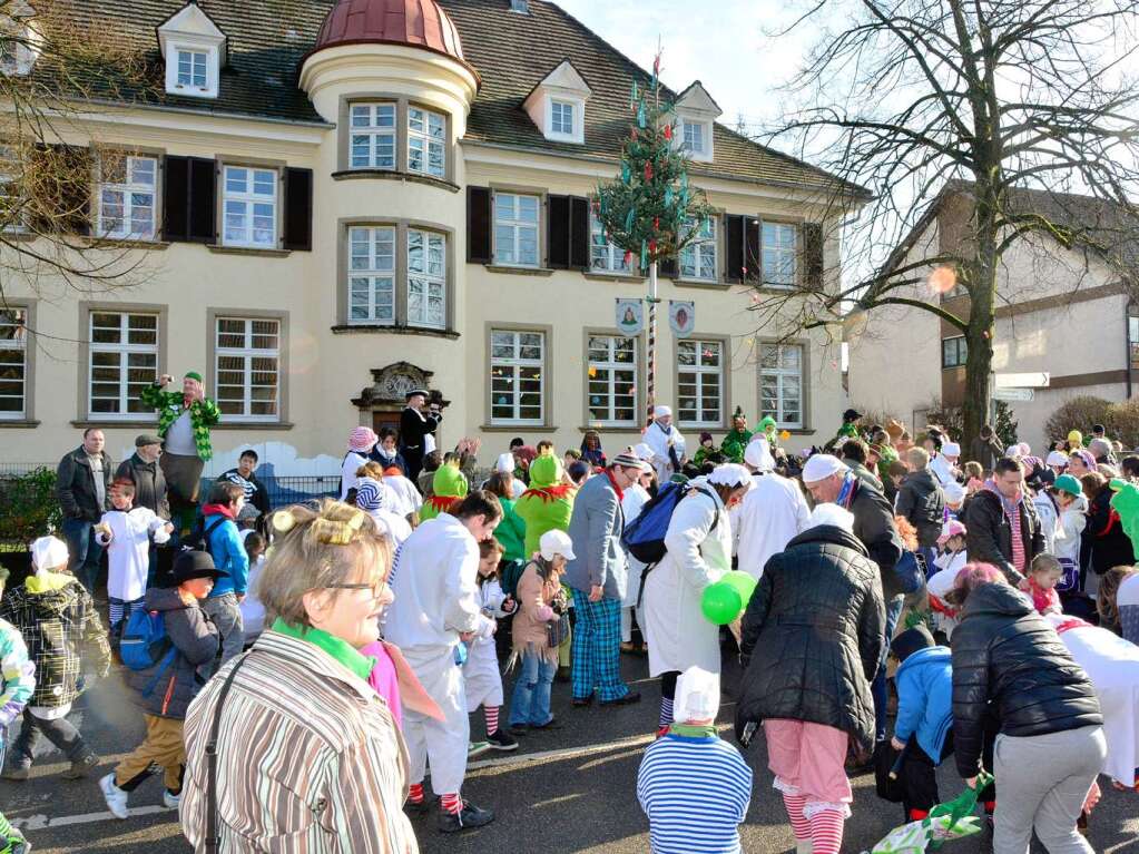 Am Schulgebäude steht der Narrenbaum. Am Schulgebäude steht der Narrenbaum.