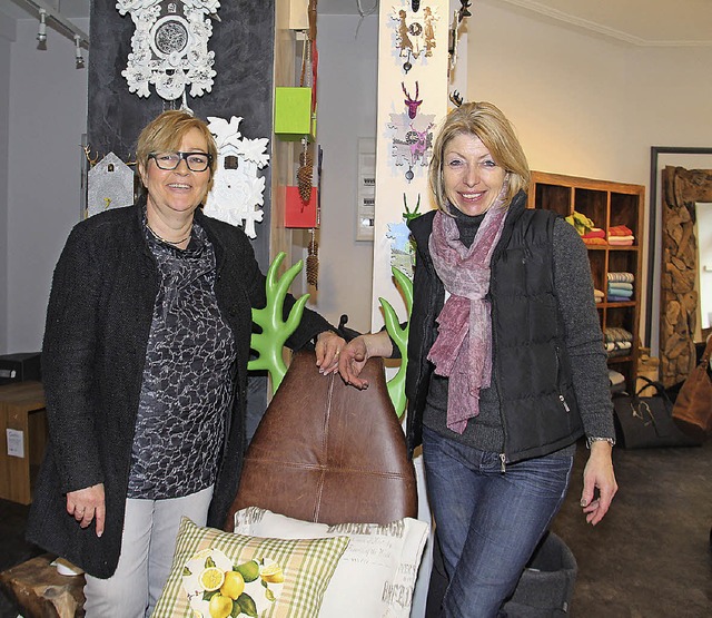 Inhaberin Susanne Ambr (links) und Ur...ndort von Curiosa in der Lammstrae 8.  | Foto: Gerda Oswald
