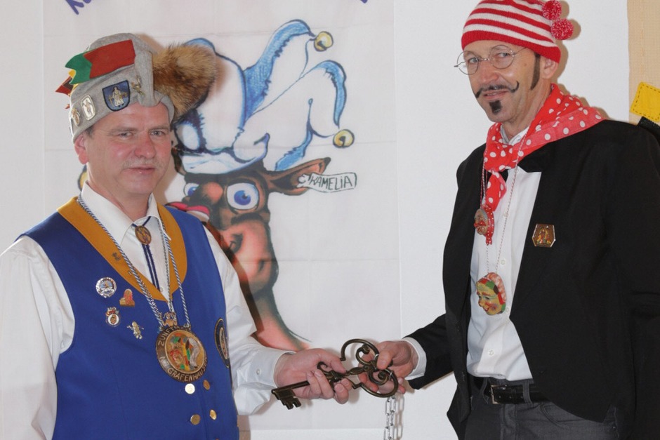 Die Galgenvögel haben die Macht im Rathaus Grafenhausen übernommen, der Schlüssel ist übergeben (Foto: Wilfried Dieckmann) Die Galgenvögel haben die Macht im Rathaus Grafenhausen übernommen, der Schlüssel ist übergeben (Foto: Wilfried Dieckmann)