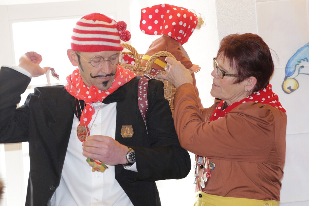 Die Rombachwiibli aus Birkendorf hatten  Geschenkle fr „Christian im Wunderland“ dabei. Auch eine First-Lady fr Grafenhausen war mit dabei