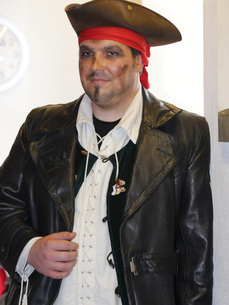 Ein Pirat beobachtet die Machtbernahmne: Es wird im Rathaus gemunkelt, dass es sich dabei um einen getarnten Bnker handelt. Der kleine Schlumpf hat Grund zur Freude: konnte er doch einen Lutscher ergattern.
