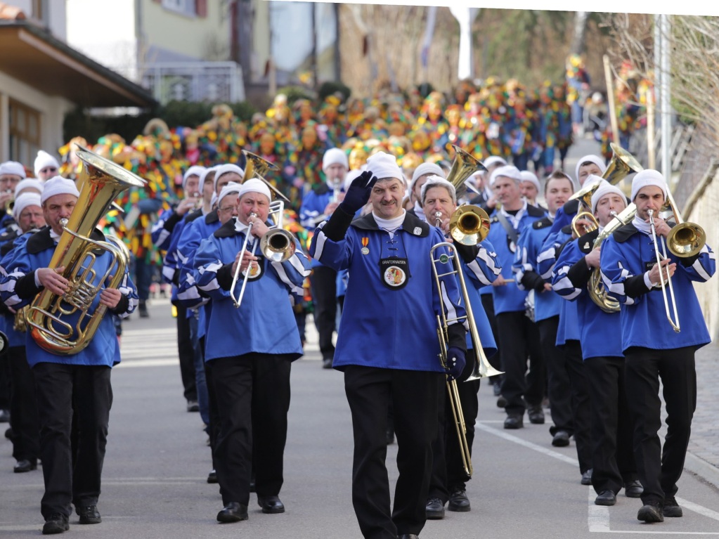 Mit musikalischer Begleitung der Narrenmusik wird in Grafenhausen  der Narrenbaum traditionell am Schmutzige Dunschdig von Narrenrat und Galgenvgel geholt und  auf dem Rathausplatz aufgerichtet