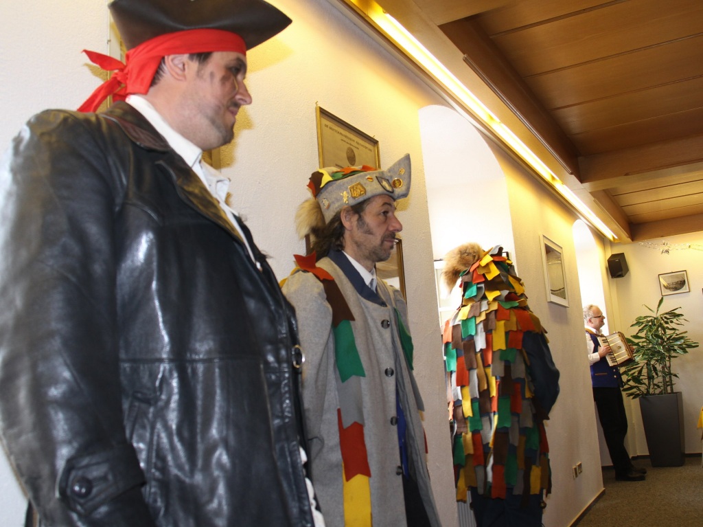 Ein Pirat beobachtet die Machtbernahmne: Es wird im Rathaus Grafenhausen gemunkelt, dass es sich dabei um einen getarnten Bnker handelt
