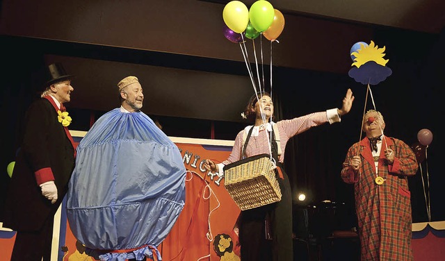 Endingen.  Pio mit Luftballon-Bauchlad...z links Zirkusdirektoren Annagret Fox.  | Foto: Roland Vitt