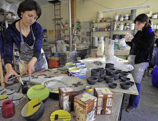 Farben sind Nona Otarashvili-Bechers D...rechts) liebt die vielen Materialien.   | Foto: Kunz