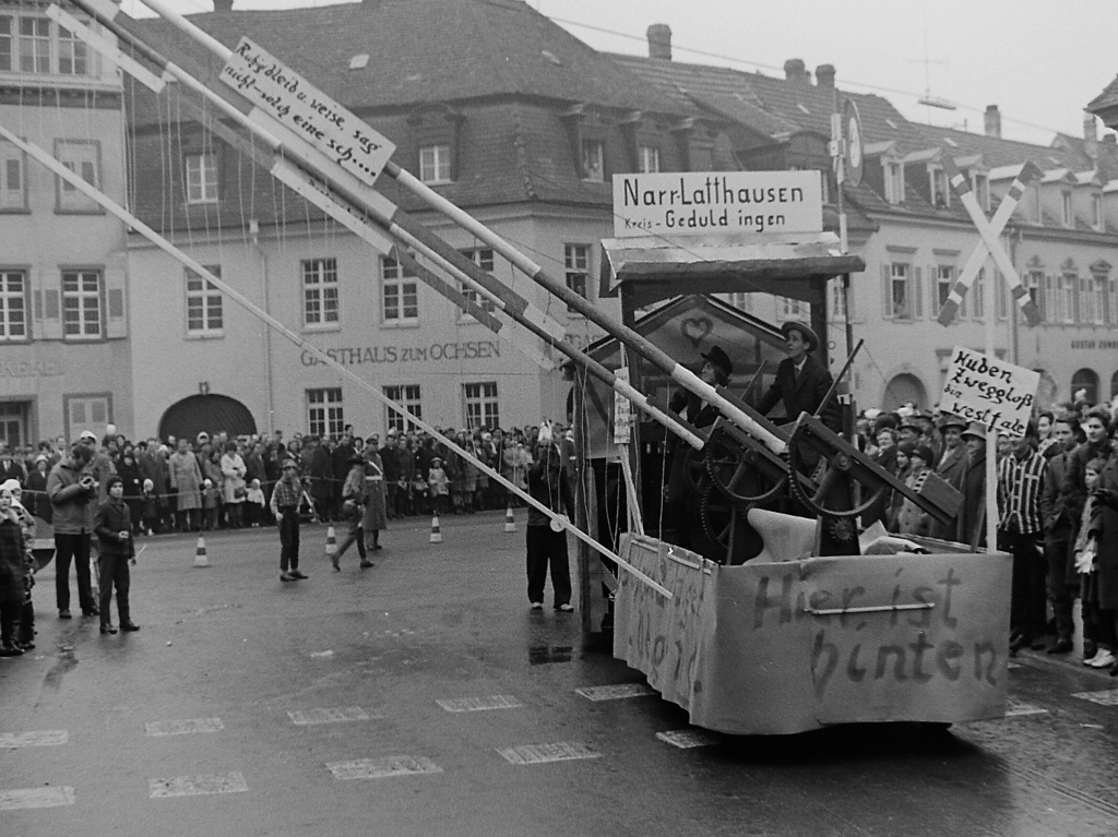 Auch in der Stadt gab’s genug zu spotten: Weil die B 3 damals die Bahnlinie kreuzte, gab es vor den Bahnschranken Endlos-Schlangen. Also wohnten die Emmendinger in Narr-Latthausen im Kreis Geduldingen, wie der aufwändige Wagen zeigt! Auch in der Stadt gab’s genug zu spotten: Weil die B 3 damals die Bahnlinie kreuzte, gab es vor den Bahnschranken Endlos-Schlangen. Also wohnten die Emmendinger in Narr-Latthausen im Kreis Geduldingen, wie der aufwändige Wagen zeigt!