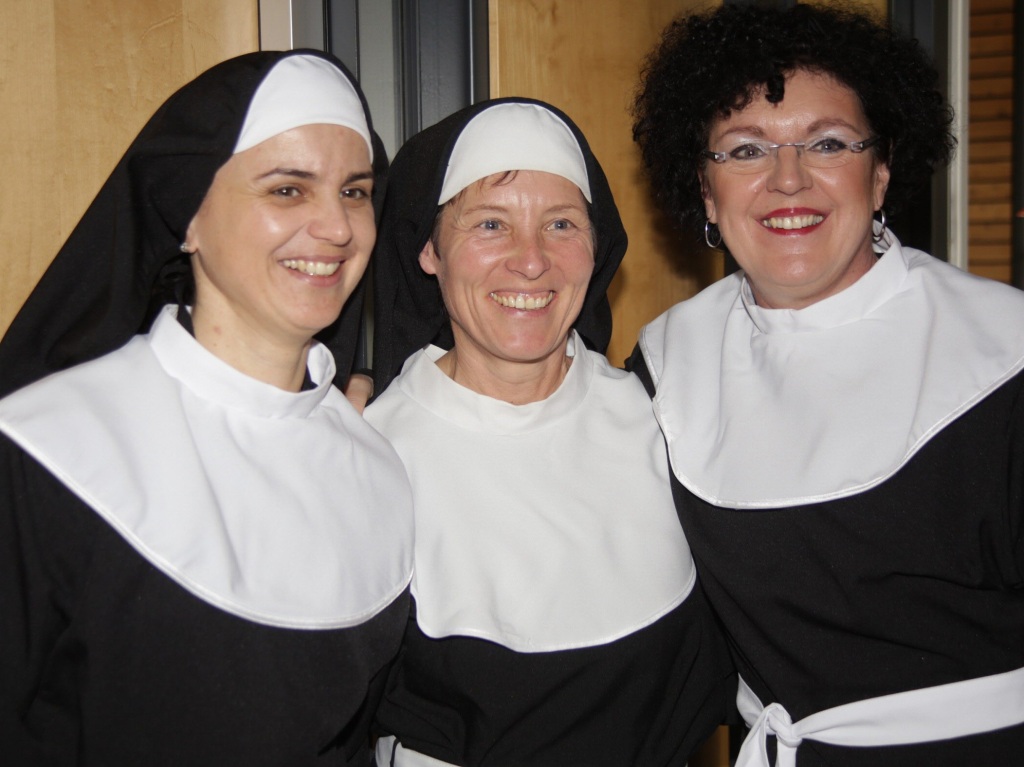 Die Stiegele Chatzen haben das „verwaiste Kloster in hlingen“ in Beschlag genommen. Die drei Nonnen freuen sich sichtlich ber den Besuch.