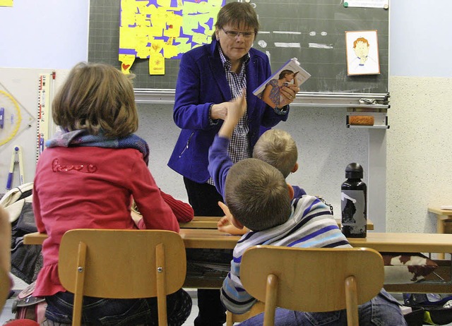 Die Jugendbuchautorin Karin Gndisch l...a aus ihrem neuen Geschichtenband vor.  | Foto: Hans Jrgen Kugler