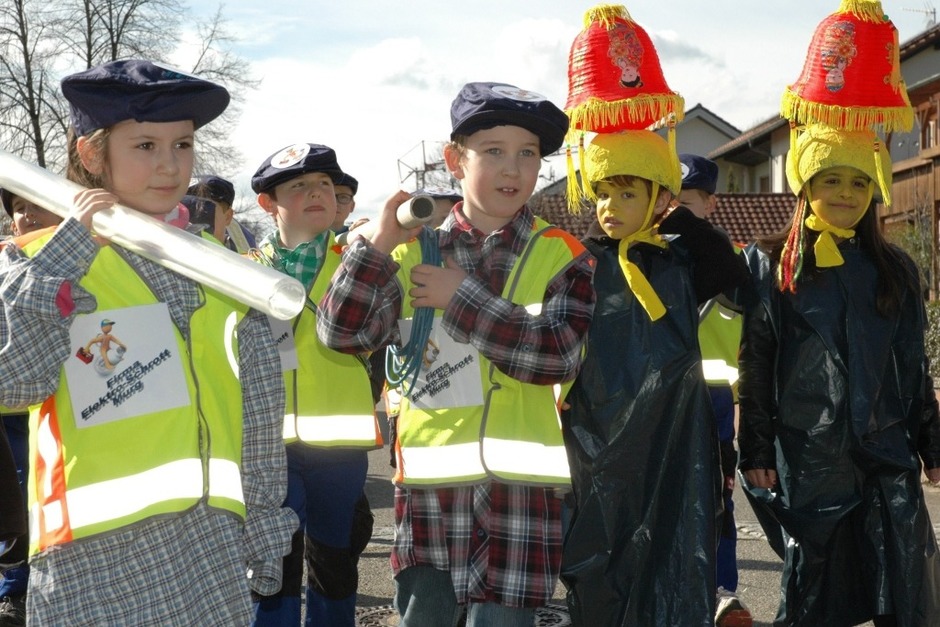 Bunt gestaltete sich der Murger "Handwerker"-Kinderumzug zog mit Malern, Schreinern, Elek<?TrVer?>
trikern und anderem Gewerk. (Foto: Brigitte Chymo) Bunt gestaltete sich der Murger "Handwerker"-Kinderumzug zog mit Malern, Schreinern, Elek<?TrVer?>
trikern und anderem Gewerk. (Foto: Brigitte Chymo)