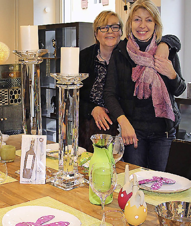 Inhaberin Susanne Ambr (links) und Ur...ndort von Curiosa in der Lammstrae 8.  | Foto: Gerda Oswald
