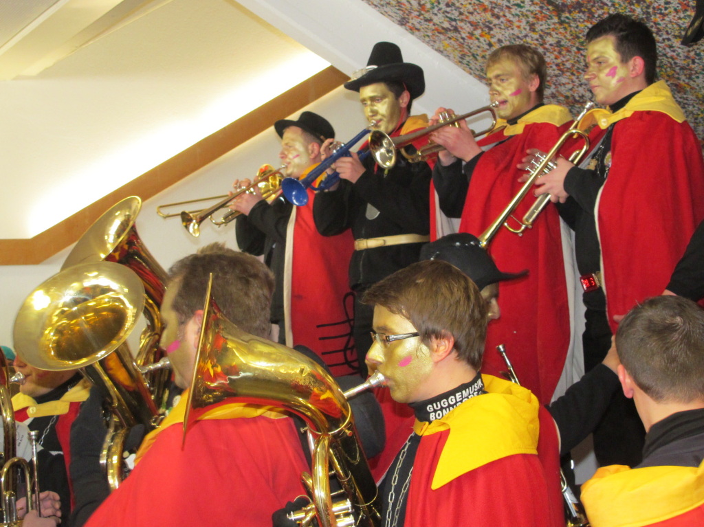 Die Guggenmusik Bonndorf heizte in der Realschule ein.