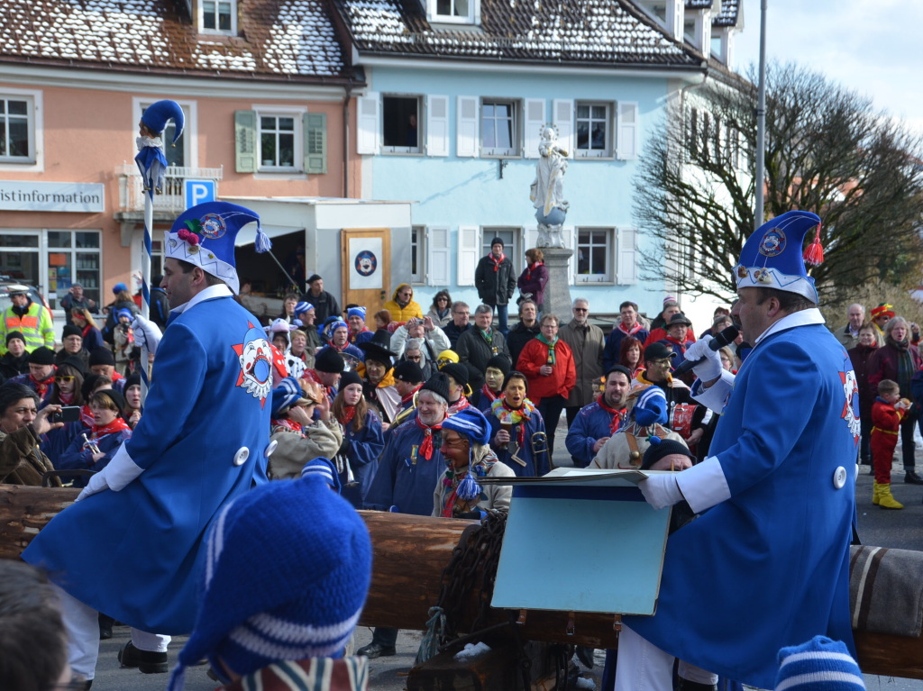 Viele Zuschauer hatten sich vor dem Rathaus versammelt.