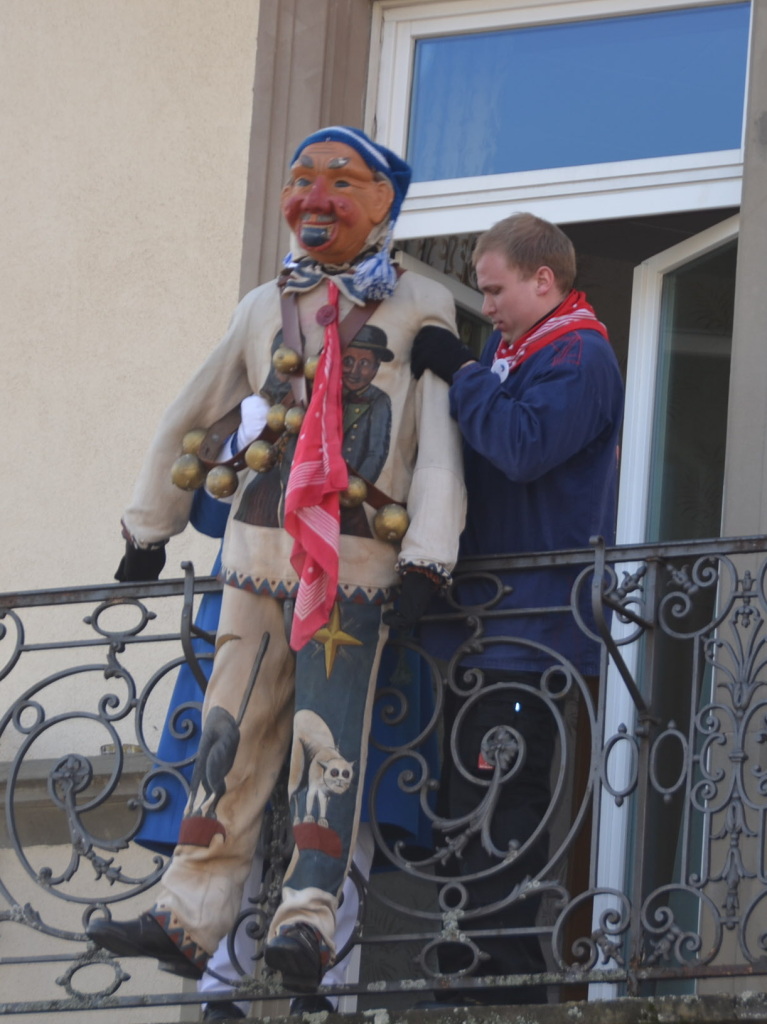 Der Hansele nimmt seinen Platz auf dem Balkon der Sonne ein.