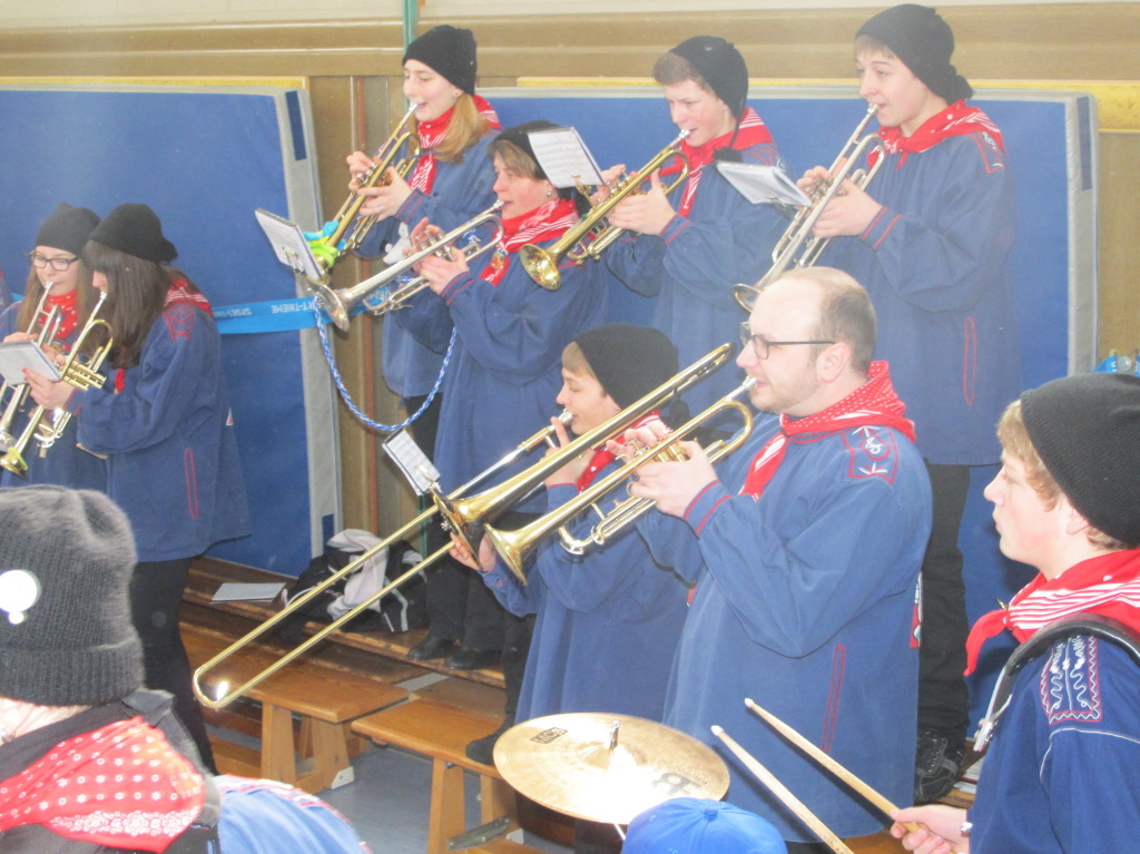 Fr die Grundschler spielte die Narrenmusik auf.