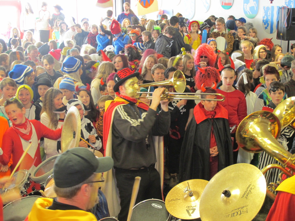 Schler und Lehrer feierten gemeinsam den Auftakt der Fasnet.